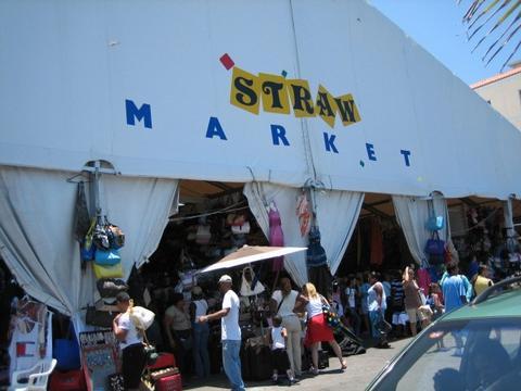 Touristic attractions of Bahamas : Straw Market