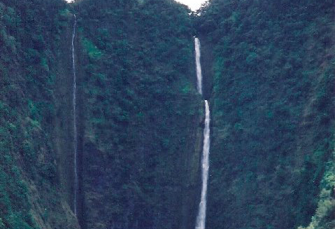 Touristic attractions of Hawaii : Hiilaw Falls, Waipio Valley and Overlook